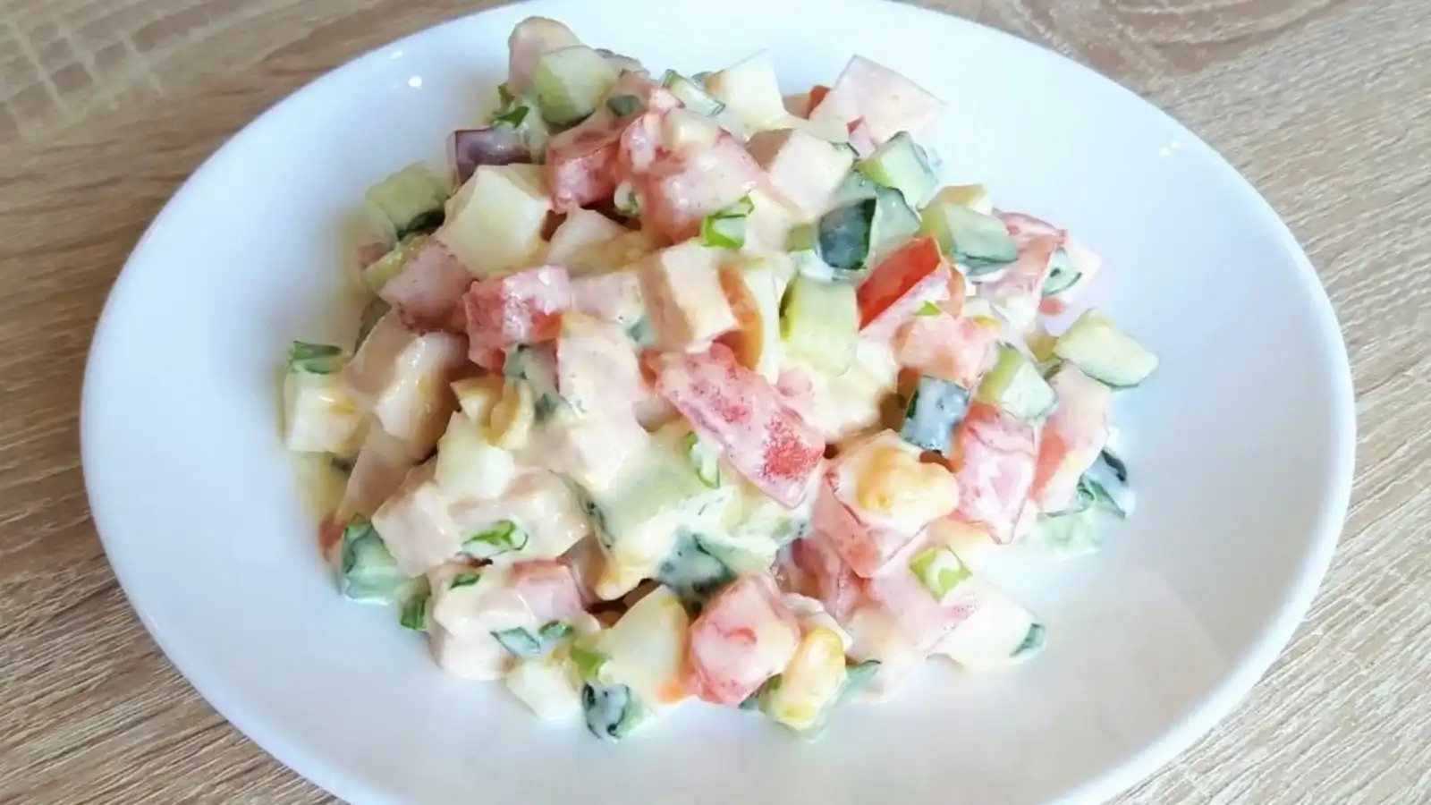 Вкусный овощной салат подойдёт как на праздник, так и на каждый день.