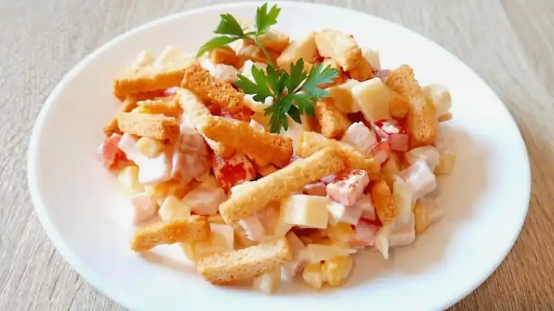 Салат с Сухариками готовится быстро и вкусно. Этот салат готовится из сыра, ветчины, перца, кукурузы и сухариков.
Отлично подходит к праздничному столу