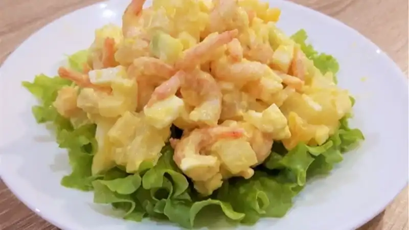 Салат с креветками отлично украсит праздничный стол. Готовится достаточно просто. И хоть по ингредиентам он достаточно затратный, он придётся по душе очень многим гостям. Приступим к приготовлению