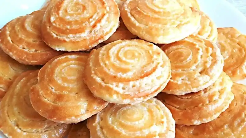 Отличное творожное печенье к чаю из творога.
В этом рецепте я использовала мягкий домашний творог.
Также вы можете увидеть процесс приготовления наглядно в видео ниже.