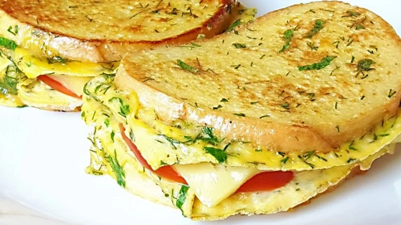 Горячие бутерброды - это быстрый завтрак на который требуется минимум времени.
Рецепт очень простой. На ваш вкус некоторые ингредиенты можно заменить на другие.
