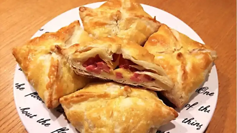 Слойки с колбасой - это очень вкусный быстрый перекус.
Рецепт очень простой, однако для него потребуется готовое слоёное тесто (у меня бездрожжевое).