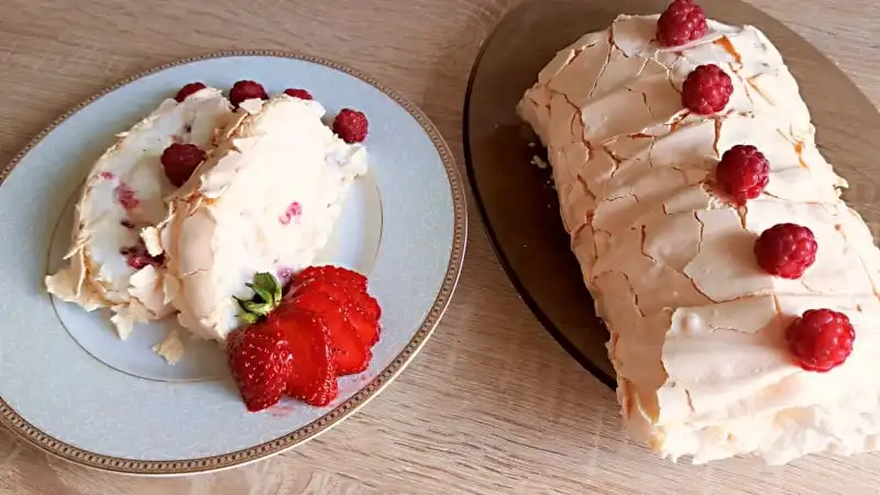 Это лёгкий и очень вкусный десерт из безе. Особенно вкусный с ягодами. Местами для новичков может быть сложно. Но этот рулет того стоит. Он получается невероятно вкусный и отлично подойдёт к праздничному столу, чтобы поразить гостей