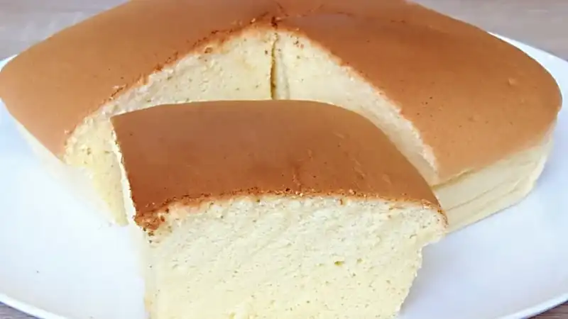 Одно из популярных блюд японской кухни - бисквит Кастелла. Этот бисквит получается очень нежным и вкусным.<br />
Не смотря на то, что блюдо считается японским, оно было придумано португальцами. Когда-то португальские мореплаватели приподнесли Кастеллу как подарок императору Японии. Тогда бисквит был очень ценным из-за больших цен на сахар. Это блюдо прижилось в Японии и со временем менялось под влиянием японских предпочтений.<br />
Если какие-то этапы будут не понятны, все процессы наглядно показаны в видео