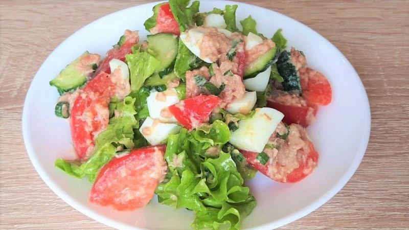 Отличный летний диетический салат с тунцом. Он делается без майонеза и получается очень вкусным