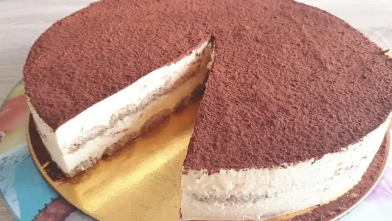 Прекрасный торт Тирамису. Этот итальянский десерт просто тает во рту.<br />
Этот шикарный торт получается невероятно нежным. Обязательно советую приготовить.<br />
При приготовлении торта происходит множество процессов, поэтому новички могут запутаться, но видео внизу рецептов подробно описывает все шаги. Поэтому при любых вопросах смотрите видео.
