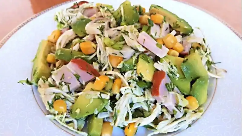 Очень вкусный салат с авокадо и курицей. Отличный рецепт.