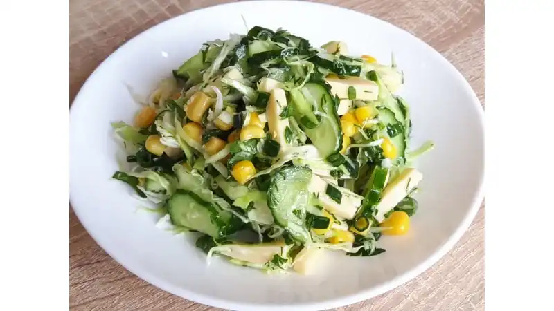 Быстрый салат, приготовить его можно за 5 минут из ингредиентов, которые у каждого под рукой