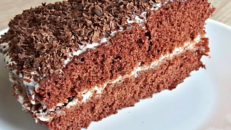 Вкусный шоколадный торт, который можно приготовить за 15 минут в микроволновке со сметанным кремом