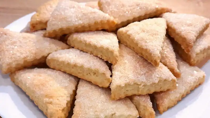 Обычное песочное печенье. Получается вкусным, а готовится очень просто.