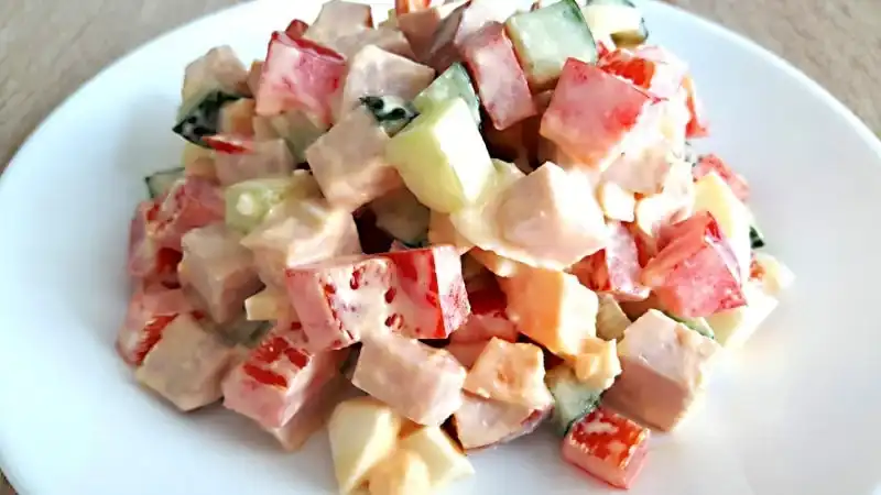 Вкусный салатик, который можно приготовить быстро и просто.