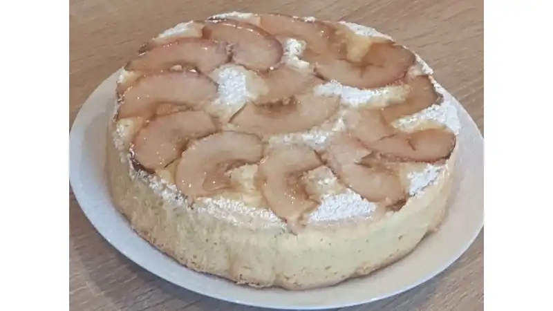 Шарлотка с яблоками - это отличный пирог к чаю. Всем советую приготовить