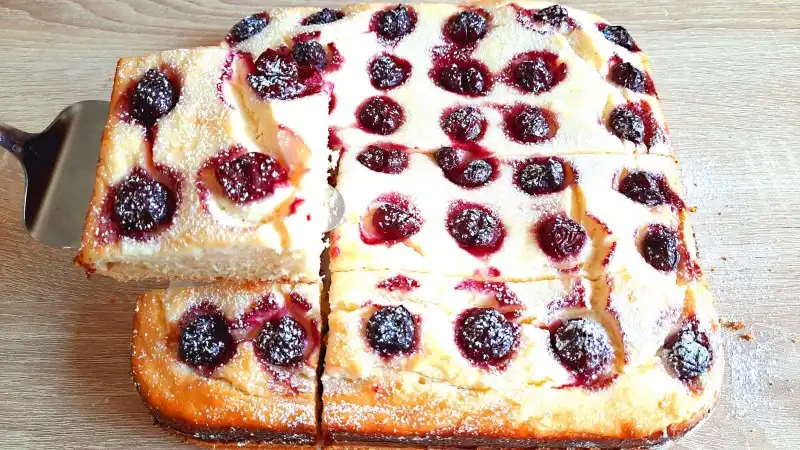 Вкусный пирог с творогом и вишней готовится быстро и просто. Творожный пирог можно приготовить с любыми ягодами и фруктами.