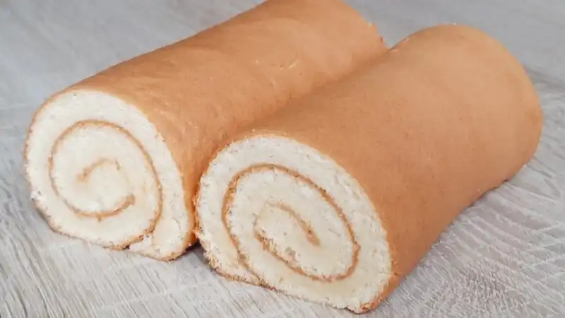 Вкусный бисквитный рулет со сгущёнкой готовиться быстро и просто. Приготовить бисквитный рулет можно с любой начинкой.