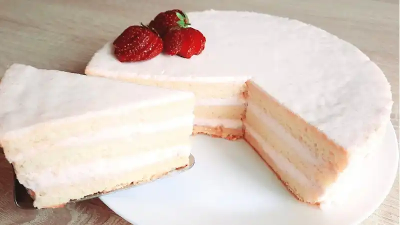 Очень вкусный бисквитный торт с йогуртовым кремом. Приготовить йогуртовый торт можно как на праздник, так и на каждый день.