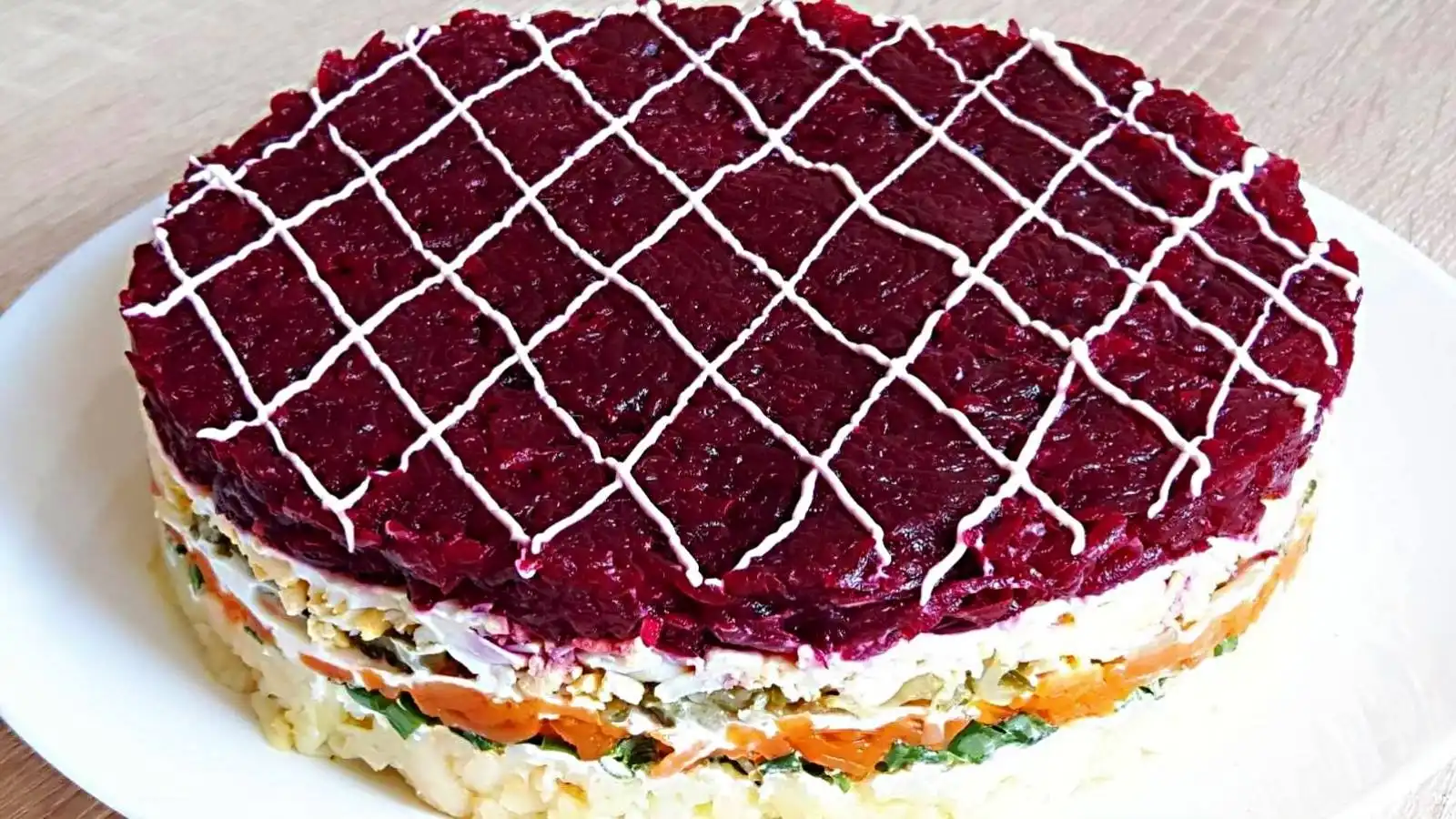 Салат слоёный овощной из свёклы аппетитный и вкусный. Салат со свёклой подойдёт как на праздник, так и на перекус.