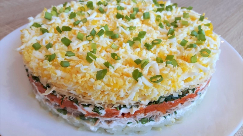 Вкусный слоёный салат с тунцом. Салат можно приготовить как на праздник, так и на каждый день.