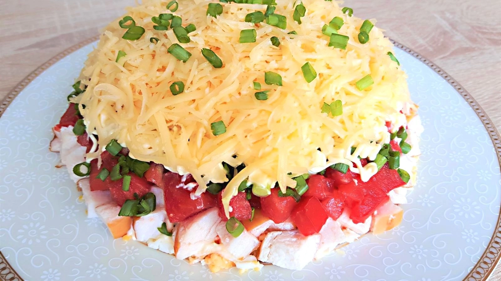 Вкуснейший салат за 5 минут с помидорами и куриной грудкой. Салат можно приготовить как на праздник, так и на каждый день.