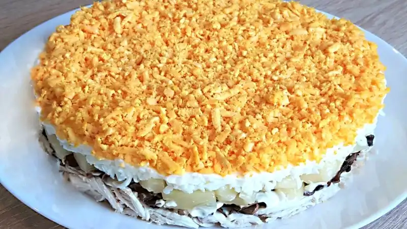 Вкусный слоёный салат с грибами, курицей и ананасами. Салат с ананасами можно приготовить как на праздник, так и на каждый день.
