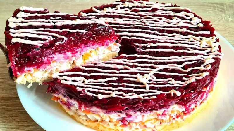 Вкусный слоёный салат из свёклы и курицы. Подойдёт как на праздник, так и на каждый день.