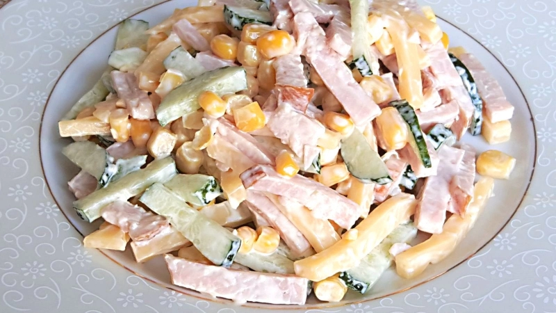 Салат с ветчиной, сыром и кукурузой готовится быстро и просто. Салат можно приготовить как на праздник, так и на каждый день.