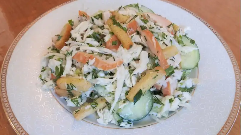 Очень вкусный салат с пекинской капустой, копчёной курицей и сухариками. Салат можно приготовить как на праздник, так и на каждый день.