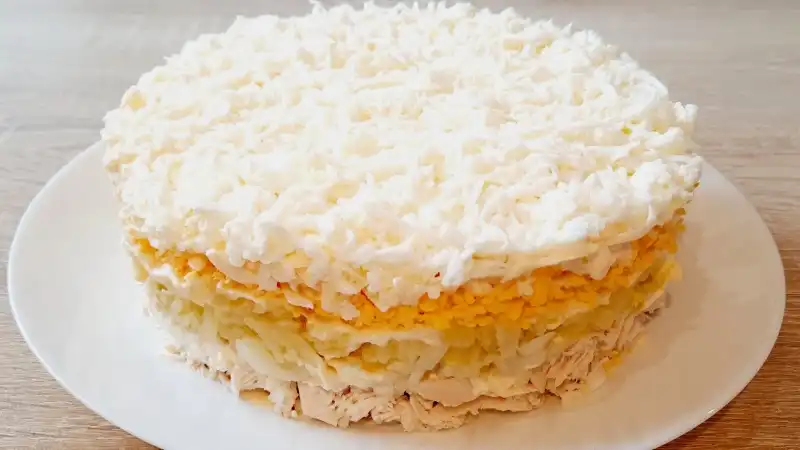 Вкусный слоёный салат с курицей и плавлеными сырками. Салат можно приготовить как на праздник, так и на каждый день.