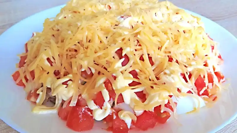 Салат с куриной печенью и помидорами получается очень вкусный, готовится легко и просто. Салат с куриной печенью и помидорами подойдёт как на праздник, так и на каждый день.