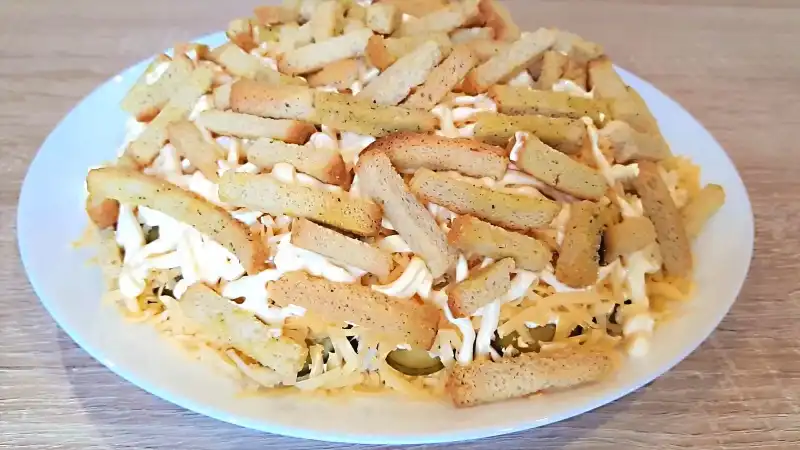 Вкусный салат со шпротами и сухариками. Салат с сухариками простой рецепт.