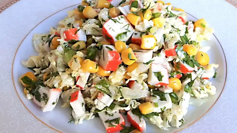 Салат с крабовыми палочками, пекинской капустой и кукурузой вкусный и лёгкий. Салат за 5 минут. Подойдёт как к праздничному столу, так и на каждый день.