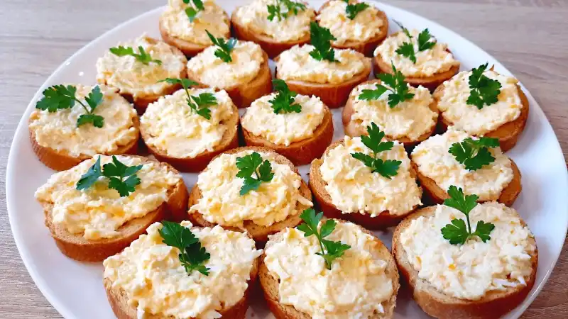 Оригинальная закуска из плавленых сырков вкусно и быстро.