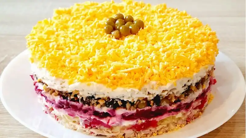 Вкусный слоёный салат со свёклой, курицей, черносливом и орехами. Салат можно приготовить без горошка.