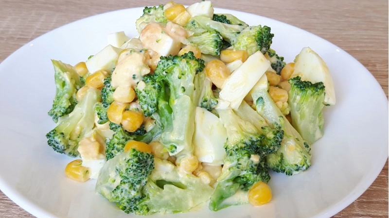 Вкусный и лёгкий салат из брокколи с кукурузой. Приготовить салат из брокколи с кукурузой можно с майонезом или сметаной.