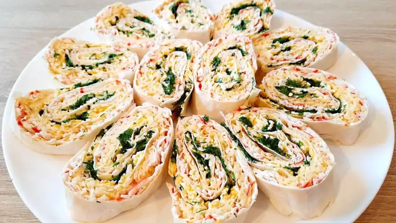 Рулет из Лаваша с Крабовыми Палочками. Вкусная закуска из лаваша с крабовыми палочками, сыром и яйцами.