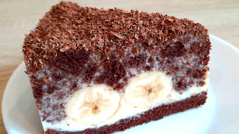 Шоколадный торт с бананами и сметанным кремом готовится быстро и просто.