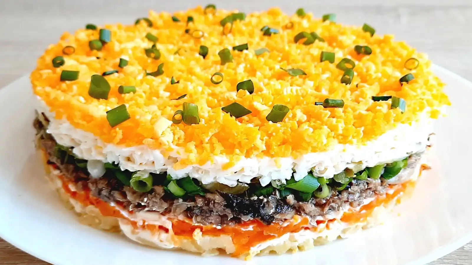 Вкусный слоёный салат со шпротами готовится быстро и просто. Салат со шпротами можно приготовить как на праздник, так и на каждый день. Салат идеально подойдёт на новый год.