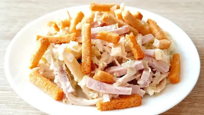 Вкусный салат с пекинской капустой можно приготовить как на праздник, так и на каждый день.