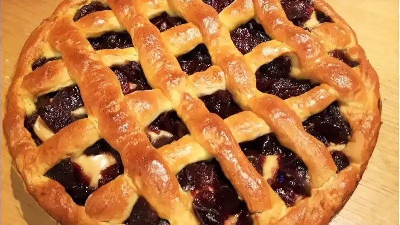 Сдобный пирог с вареньем очень вкусный и воздушный.