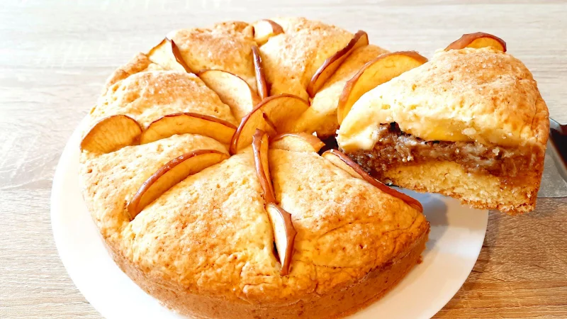 Вкусный пирог с яблоками и орехами готовится быстро и просто.