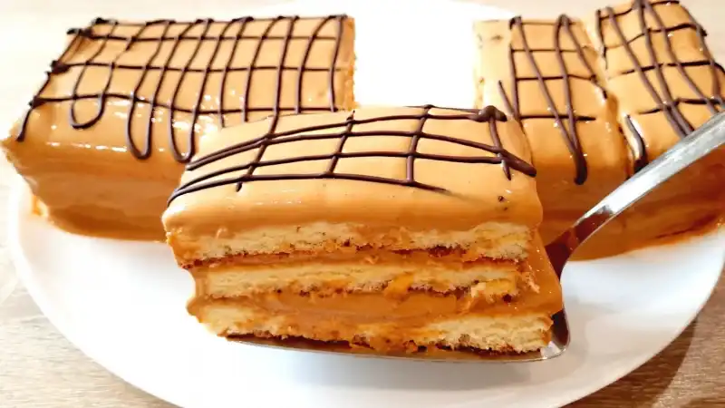 Быстрый и лёгкий бисквитный торт со сгущёнкой, получается вкусный и нежный.