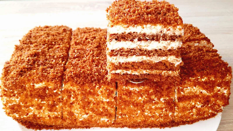 Очень вкусный торт медовик готовится быстро и просто. Торт можно приготовить как на праздник, так и на каждый день.