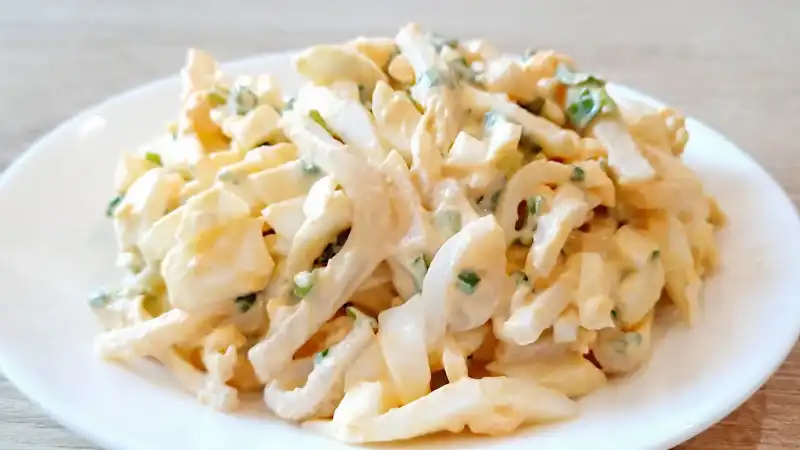 Вкусный салат с кальмарами можно приготовить как на праздник, так и на каждый день.