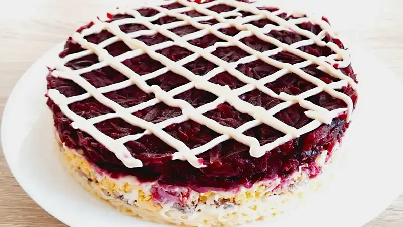 Простой и лёгкий рецепт приготовления слоёного салата с консервированной рыбой. Подойдёт как на праздник, так и на каждый день. При желании салат можно приготовить с любой рыбой или мясом.