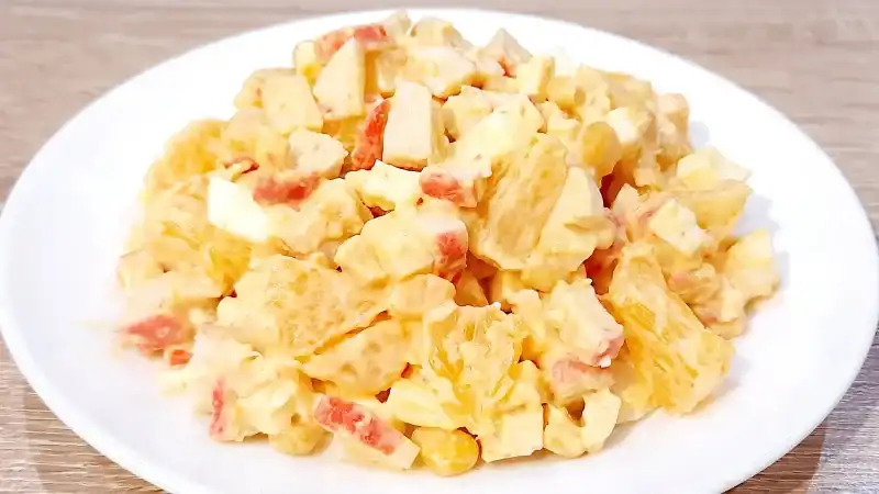 Вкусный и быстрый салат с крабовыми палочками и апельсинами. Идеально подойдёт на новый год.