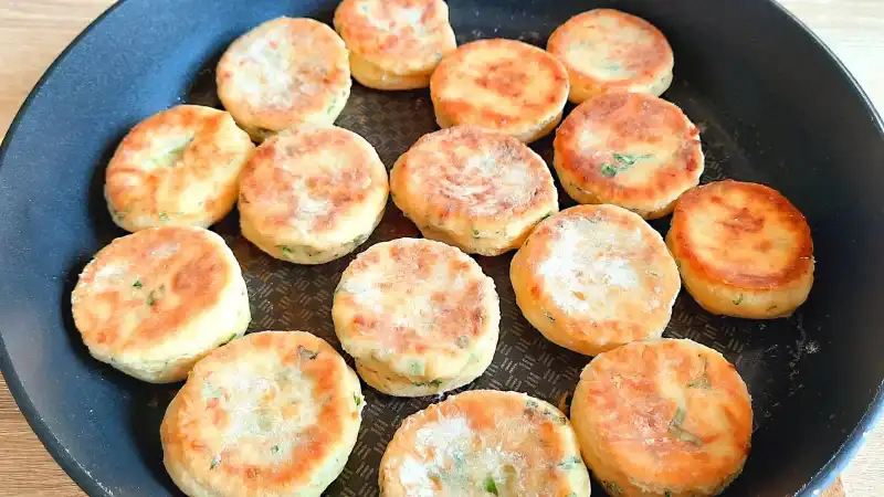 Очень вкусный и быстрый завтрак с сыром. Получается очень вкусным