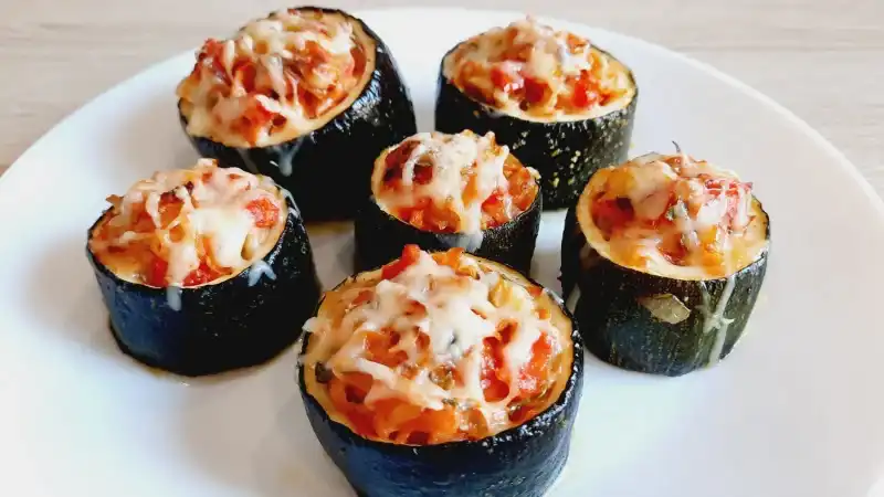 Очень вкусные фаршированные кабачки с овощами