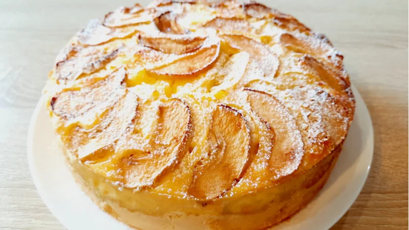 Пирог с яблоками и творогом получается мягкий и нежный. Творожный пирог с яблоками приготовить легко и просто. Для приготовления пирога можно использовать творог любой жирности.