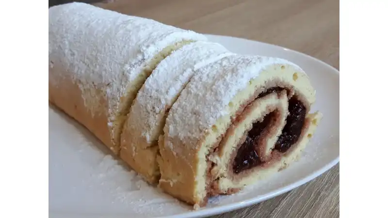 Очень вкусный рулет, который готовится достаточно просто. Вы можете его приготовить с любой начинкой