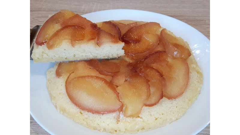 Простой рецепт яблочного пирога, который готовится на сковороде. Он готовится достаточно просто.