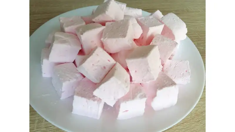 Очень вкусный рецепт воздушного зефира Маршмеллоу. Его очень легко готовить в домашних условиях.